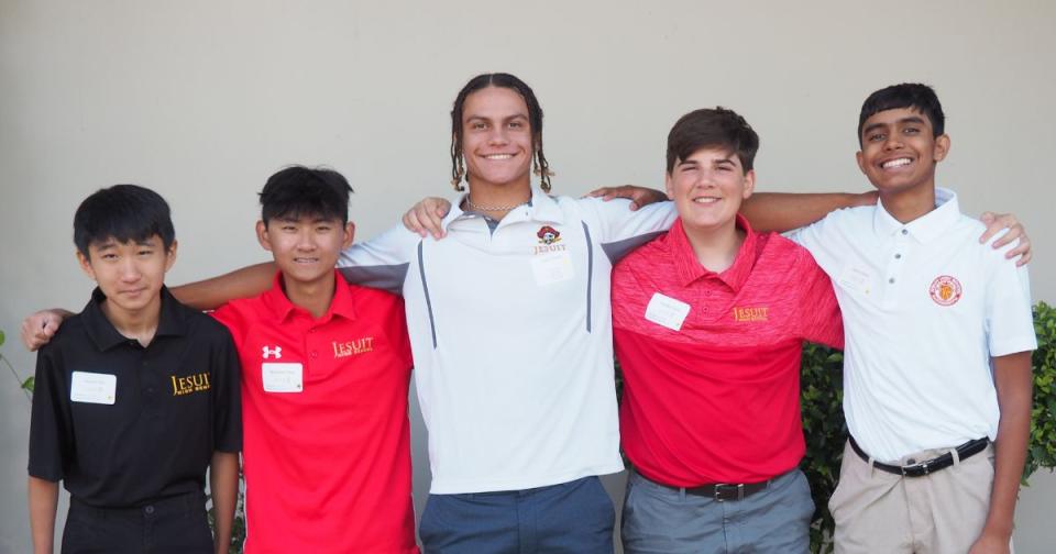 photo of a senior with his arms over the shoulders of freshman