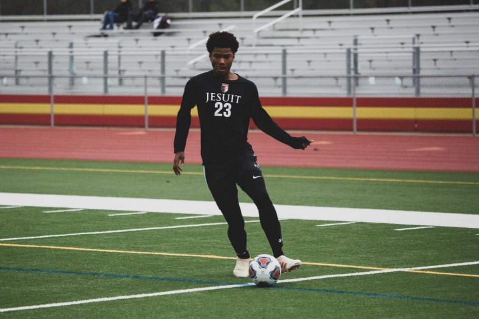 Elijah Beverley '21 warms up before a game. 