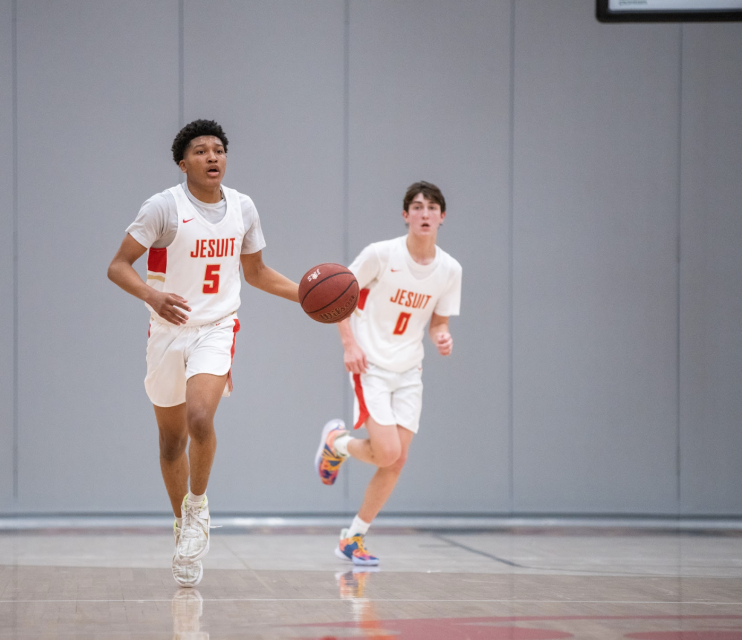 Jesuit basketball extends perfect season with win over Sheldon – JHS Plank